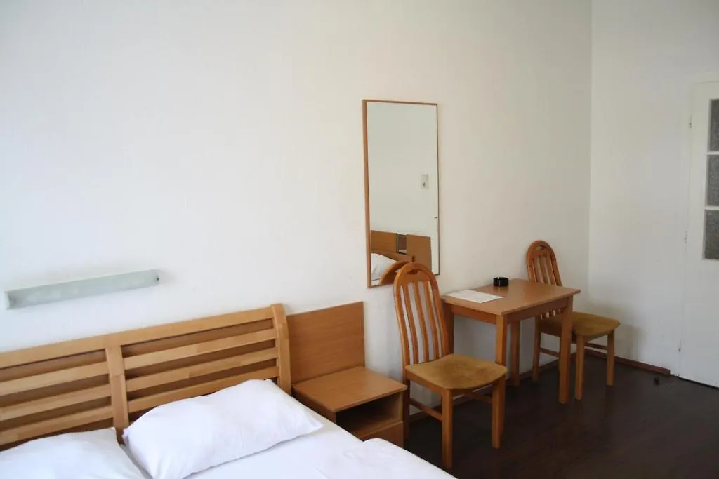 Hotel Cyrus Viena 2*,